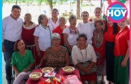 Ana Paty Peralta visita y convive con los adultos mayores en el DIF BJ