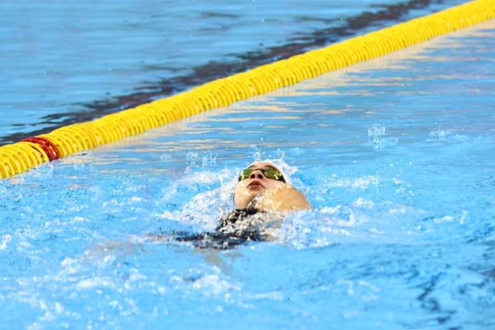 Valentina Torrejón se consolida como nueva promesa de la natación regional