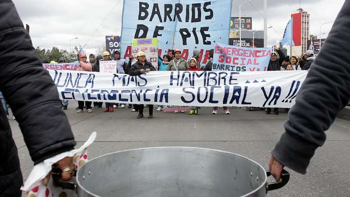 Barrios de Pie desafía al Gobierno con ollas populares frente al Ministerio de Capital Humano
