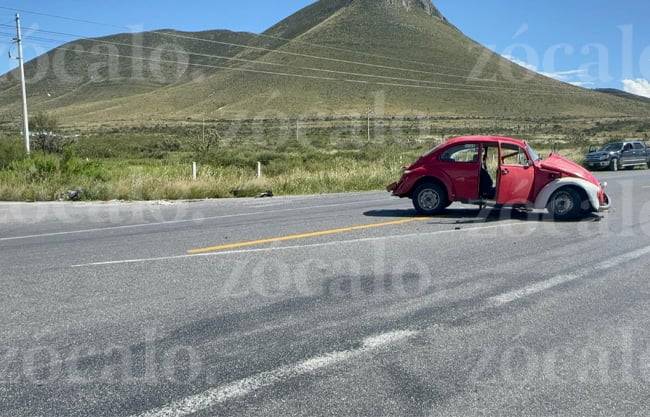 Pareja de la tercera sufre volcadura en carretera rumbo a Zacatecas