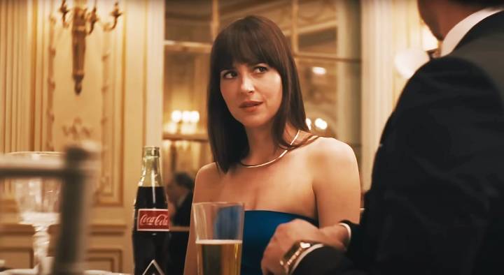 Coca-Cola con cerveza: ¿De dónde viene la extraña combinación que bebe Dakota Johnson en ‘Materialistas’?