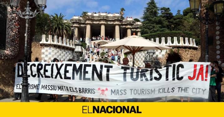 Atacan con pistolas de agua a los turistas del Park Güell en una protesta contra el turismo masivo
