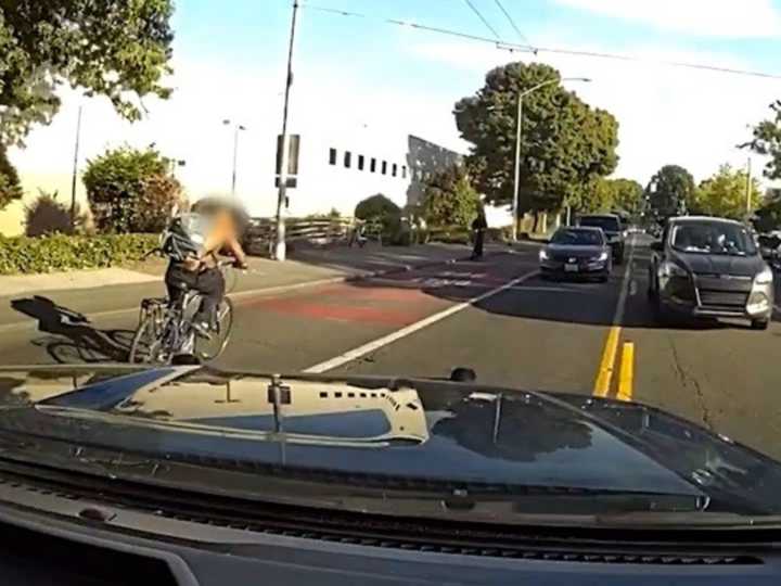Video impactante: un hombre apuñaló a otro y desencadenó una dramática persecución policial en Seattle