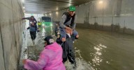Rescatan a 63 pasajeros de brutal inundación en Iztacalco, CDMX; camión quedó bajo el agua