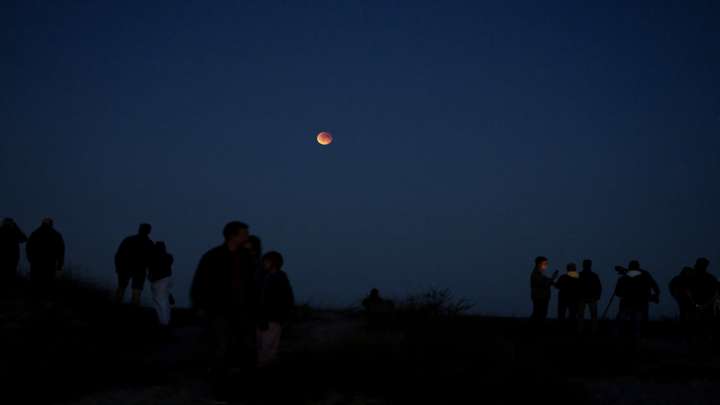 Así se Vio la Luna de Sangre que Iluminó el Cielo Nocturno en Fotos y Videos