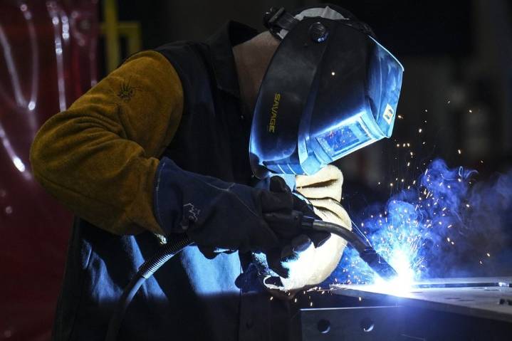 AI could help manufacturers offset tariff costs, depending on implementation: experts