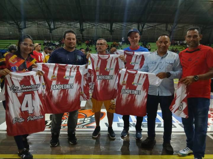Gobernadora Loa cumplió con los uniformes a los campeones del futbol de salón