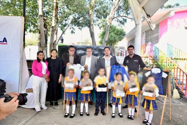 Entrega Salvador Calderón uniformes y calzado escolar en kínder