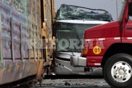 Deja choque entre autobús y tren  8 muertos y 45 heridos