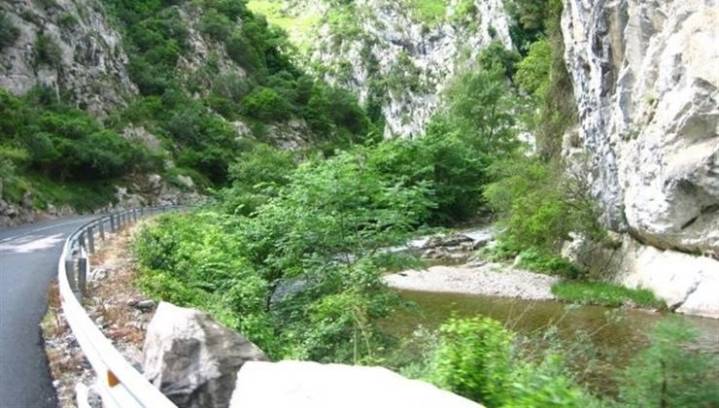 Fallece un motorista irlandés de 62 años tras chocas con un camión en el Desfiladero de La Hermida