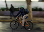 Estas son las multas económicas que arriesgan quienes andan en bicicleta por la vereda en Chile