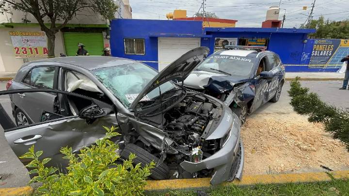 Choque entre una patrulla y un auto particular deja cuatro lesionados en Toluca