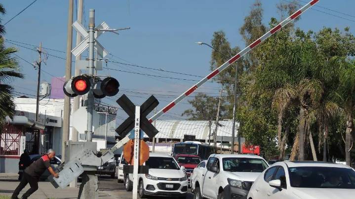 Se avería pluma de cruce ferroviario en Salamanca y genera caos vial