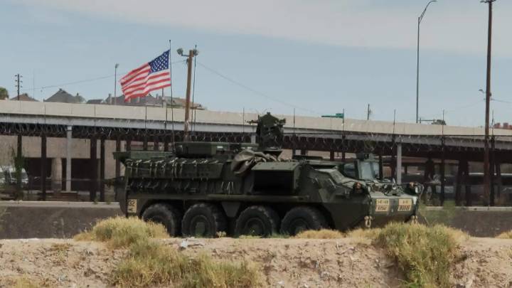 Despliegan cinco tanquetas Stryker en frontera Juárez