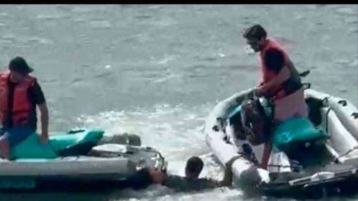 ¿No tenía con qué? Hombre saltó de un crucero al mar para no pagar deuda de apuestas