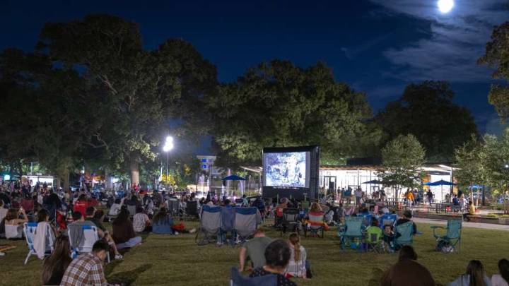 Cine bajo las estrellas gratis y mercado en Moore Square
