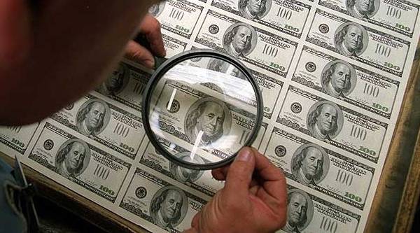 Falsificación de billetes: cómo cuidarse de uno de los efectos negativos de la dolarización