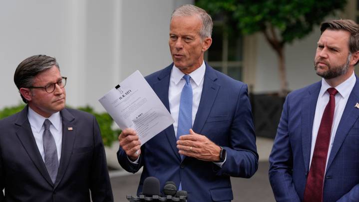 Congressional leaders leave White House meeting without deal to avoid government shutdown