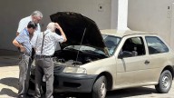 Se incendia vehículo en la colonia Las Huertas; vecinos apoyan en el control del fuego