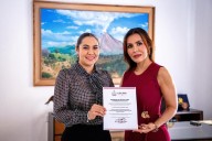 Gobernadora entrega nombramiento a Claudia Gutiérrez como titular de Sefidec