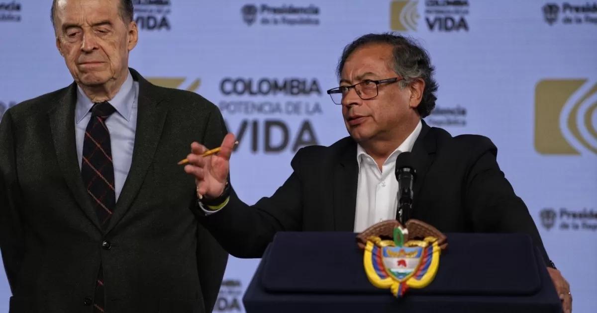 Excanciller Álvaro Leyva insiste en denuncias contra el presidente Petro ante la Comisión de Acusaci