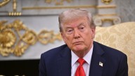 Un tribunal de apelaciones avala a Trump en su decisión de revocar el permiso migratorio temporal a cerca de 430.000 migrantes