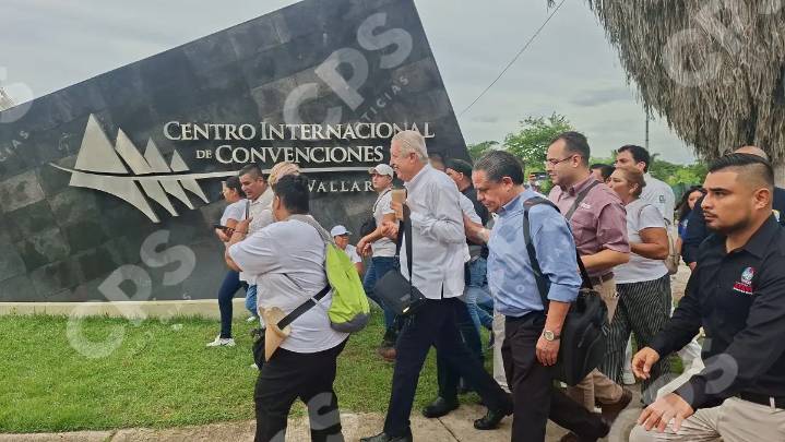 Manifestación en el Centro de Convenciones de Vallarta se torna tensa