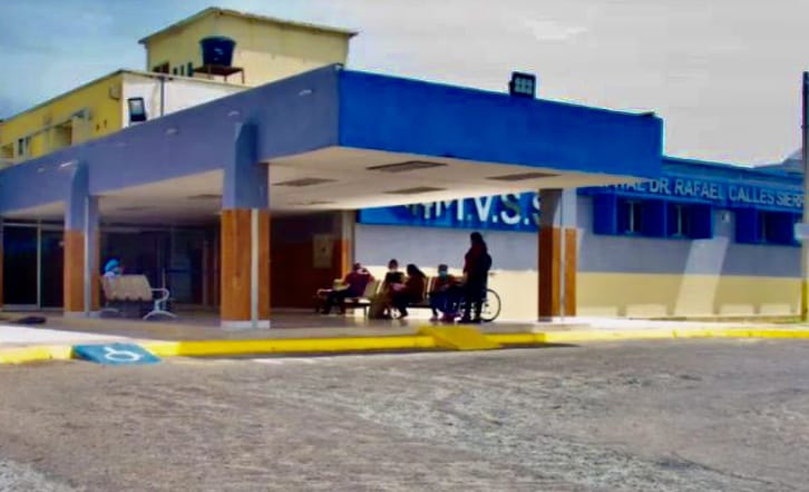 Hombre apuñala brutalmente el cuello de su pareja en un escalofriante incidente en Santa Ana.