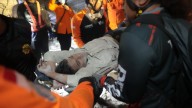 Al menos un fallecido y 99 rescatados tras el colapso de un internado en Indonesia