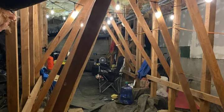 Tras escuchar “ruidos extraños”, vecinos de condominio en Oregón encuentran a un hombre viviendo en el subsuelo