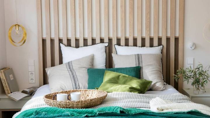 Las 3 ideas creativas para transformar tu dormitorio sin necesidad de un cabecero de cama tradicional