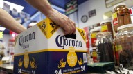 Constellation Brands reduce pronóstico de ventas mientras consumidores en EU compran menos cerveza
