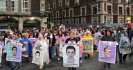 Marcha por Ayotzinapa: Padres de los 43 normalistas llegan al Zócalo para protestar por los estudiantes