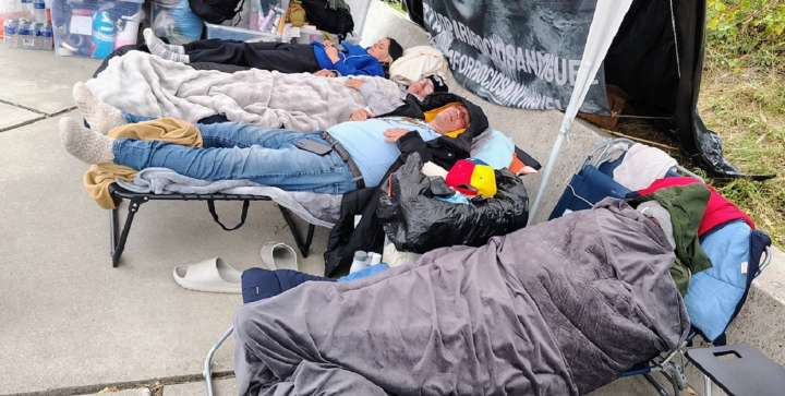 Sin ser escuchados: venezolanos llevan 240 horas en huelga de hambre frente a la CPI