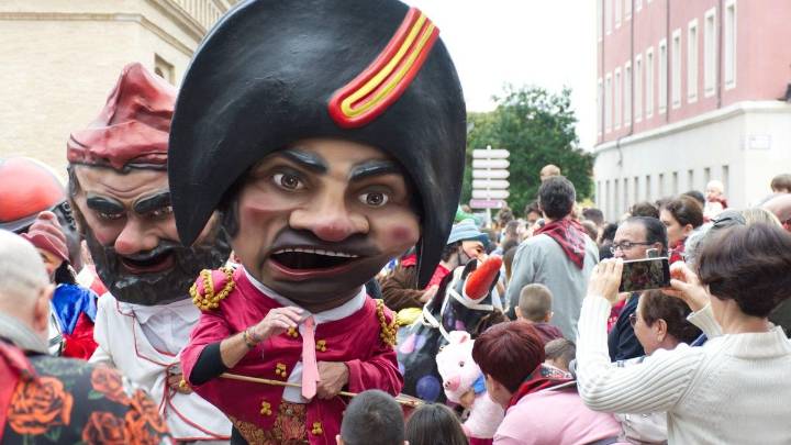 Todas las salidas de los Cabezudos y Tragachicos durante las Fiestas del Pilar 2025: barrios y horas