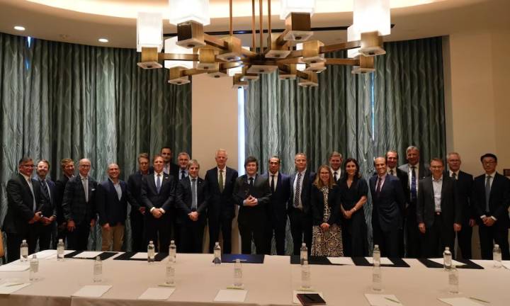 Tras su reunión en Estados Unidos con banqueros y empresarios, Milei retorna a Argentina pensando en las elecciones del domingo