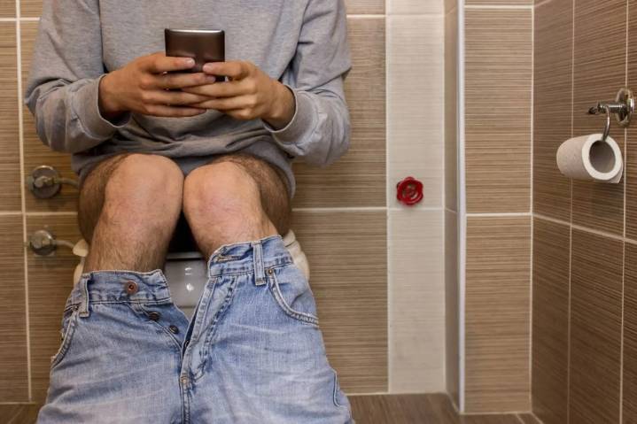 ¿Pasas mucho tiempo sentado con el celular en el baño? Podrías tener problemas