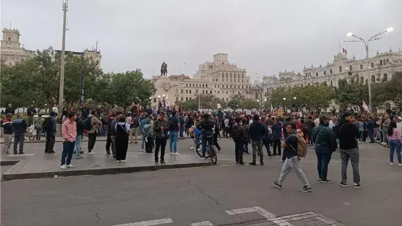 Jóvenes y colectivos sociales protestan en el centro de Lima contra el gobierno de Dina Boluarte y el Congreso