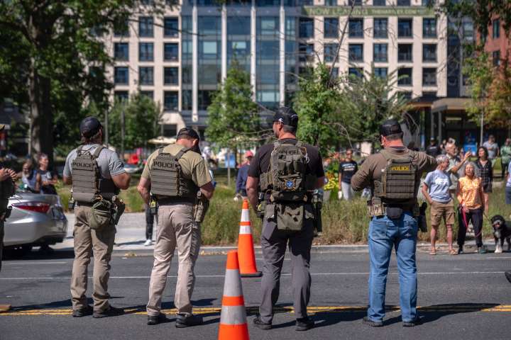 Agentes de ICE irrumpen en un autolavado para arrestar inmigrantes: “Fue como una película de guerra”