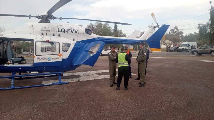 Fotos y videos: trasladaron en helicóptero policial a un hombre con quemaduras desde el sur mendocino