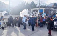 Milei debió suspender el acto de campaña en Ushuaia por fuertes protestas y retornó a Buenos Aires