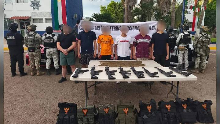 Detienen a 8 civiles y aseguran armas, inmuebles y vehículos en operativo en Culiacán
