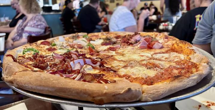 This Mesa pizzeria is a viral sensation. We stopped by to find out why