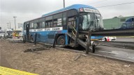Fatal accidente en la Vía de Evitamiento: al menos dos muertos tras choque de bus con valla metálica
