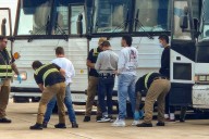 Jueza federal de EEUU bloquea deportaciones rápidas de migrantes por violar debido proceso