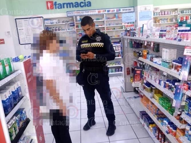 Entre dos sujetos la distrajeron y un tercero robó todo lo que pudo