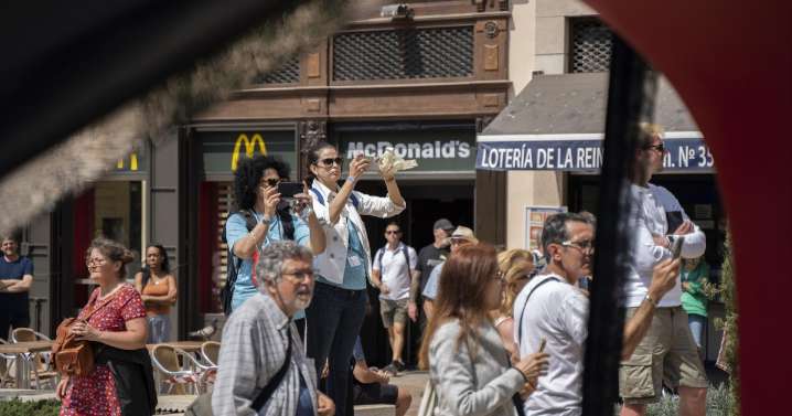 La Generalitat Valenciana acusa a Sánchez de «demonizar el sector turístico» con «medidas electoralistas»
