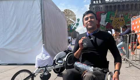 Ganador denuncia baches y desigualdad en Maratón de CDMX; lanza reclamo en premiación
