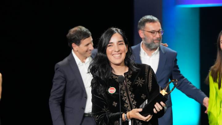 Alauda Ruiz de Azúa se corona con 'Los Domingos', una contundente Concha de Oro
