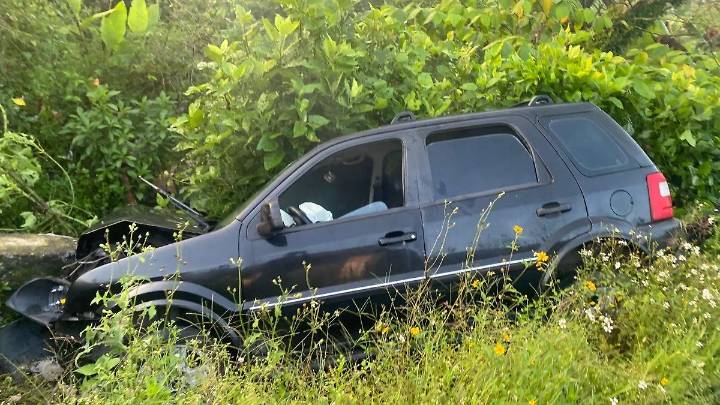 Conductor pierde el control de vehículo y sale del camino en Chocamán